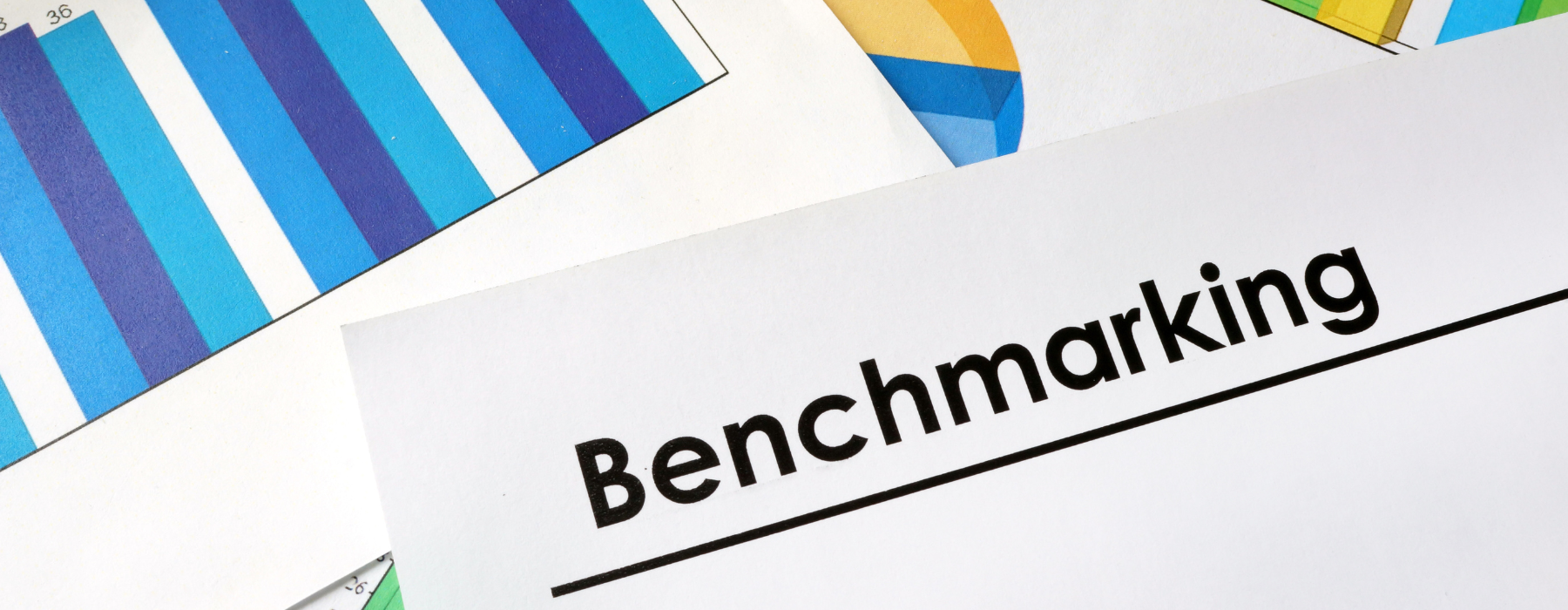 Imagem com gráficos e a palavra “Benchmarking” em destaque, representando análise comparativa no setor de saúde.
