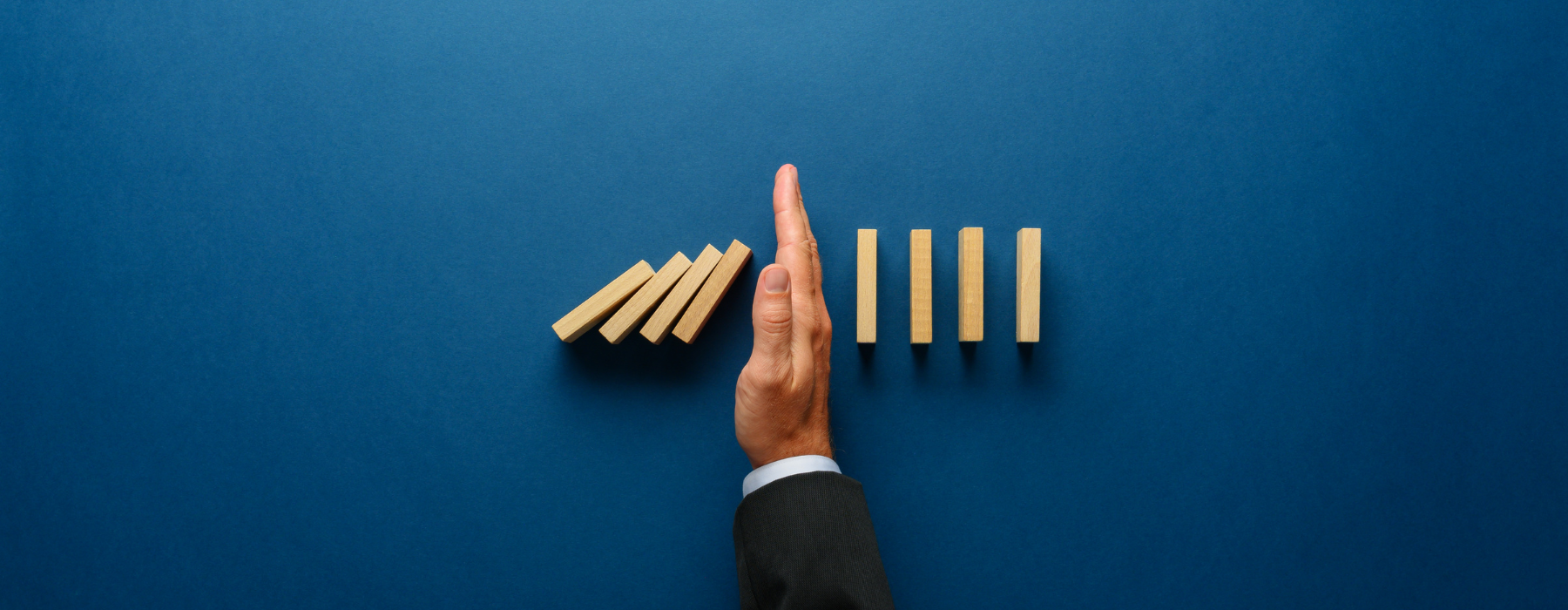 Mão separando peças de madeira em dois grupos: um grupo desorganizado, com peças caindo, e outro organizado, com todas em pé, representando crise e estabilidade na narrativa digital.