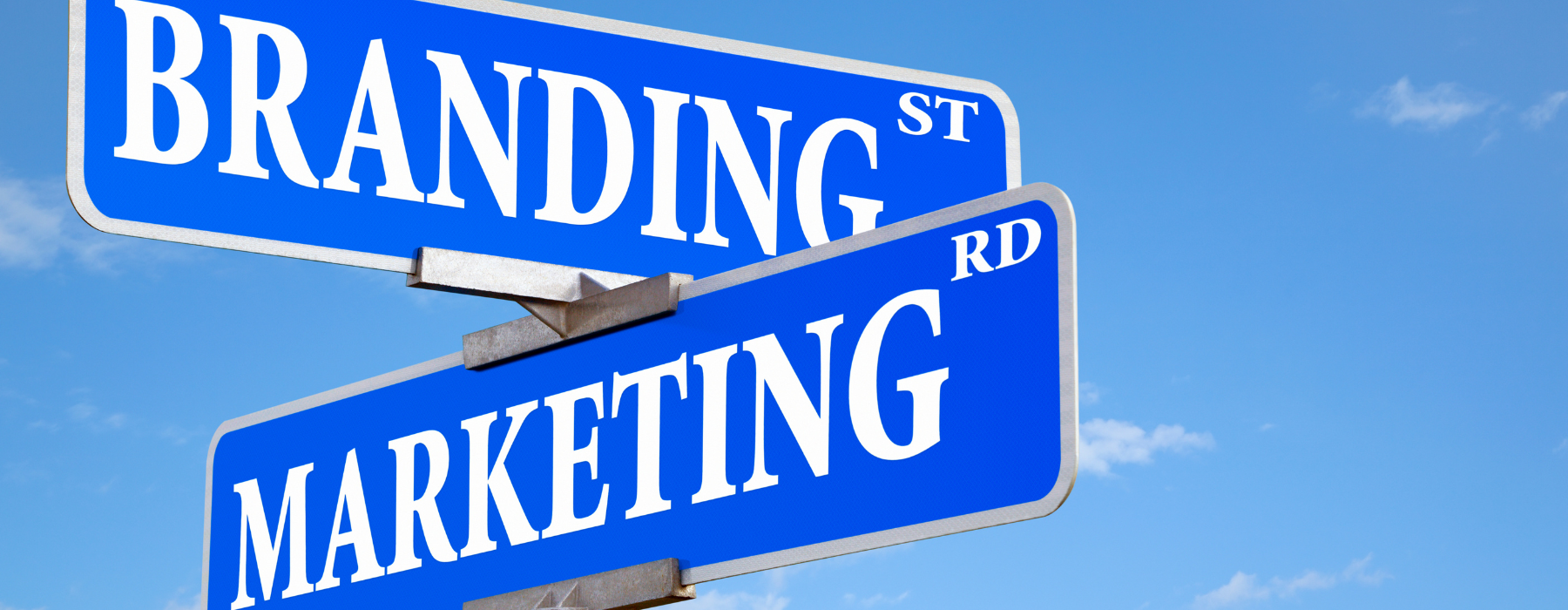 Placas com as palavras marketing e branding apontando para lados opostos sobre fundo azul, representando rebeldia estratégica e diferenciação de marca.