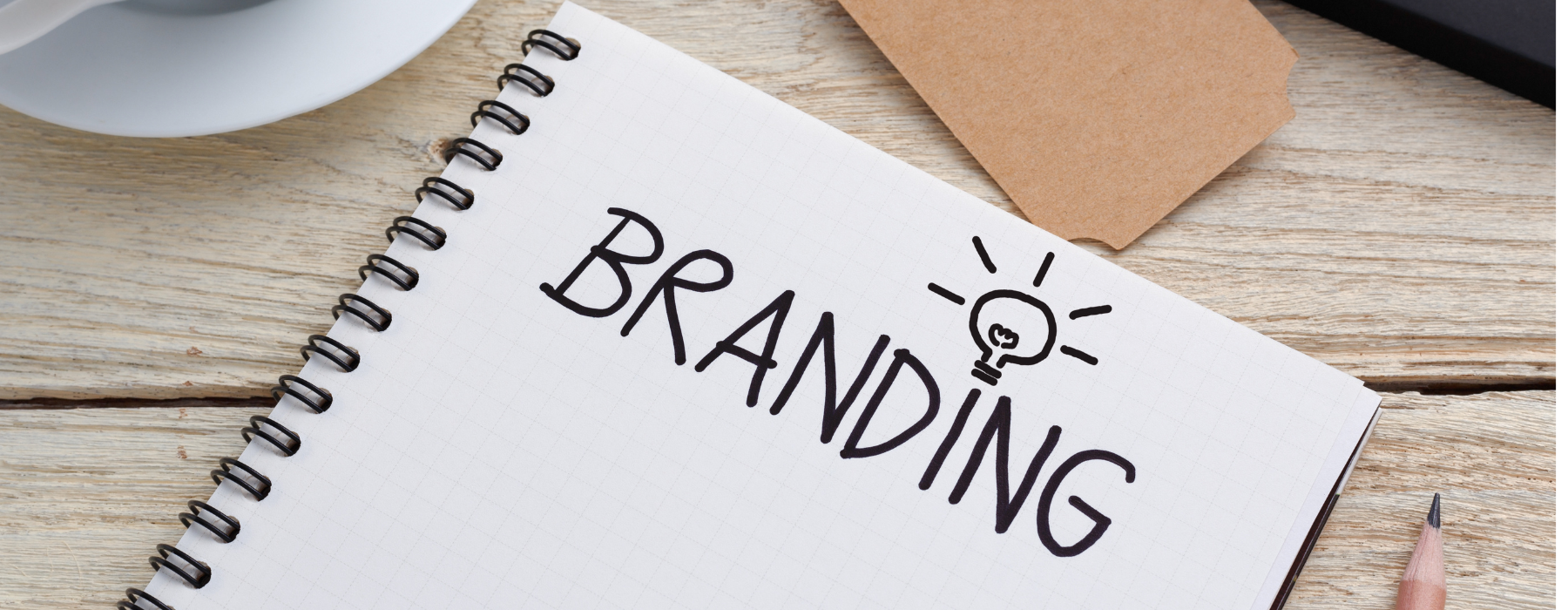 Caderno aberto sobre uma mesa de madeira com a palavra “Branding” escrita à mão e um desenho de lâmpada, representando estratégia, identidade de marca e branding para Gen Z.