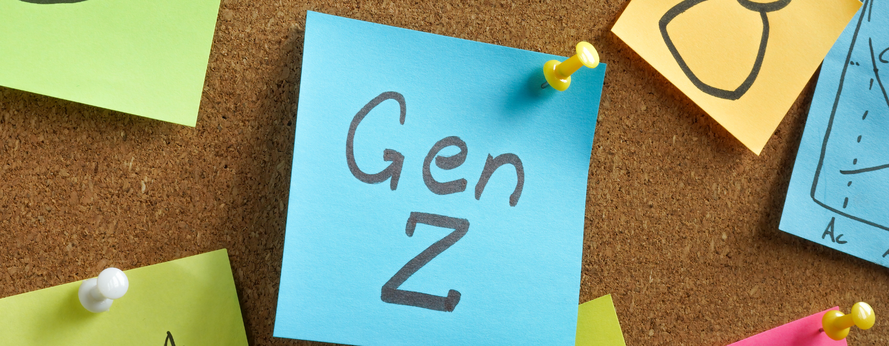Post-it azul preso a um mural com a palavra “Gen Z” escrita à mão, representando reflexões sobre a geração Z, cultura digital e estratégias de conteúdo e marca.
