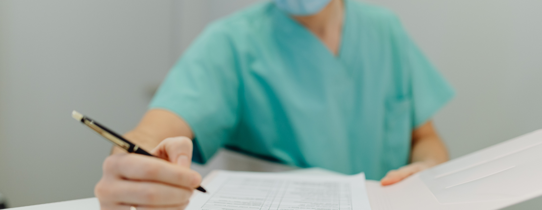 Profissional da área da saúde preenchendo formulário de checklist de segurança para clínicas antes de exame com contraste em RM ou TC.